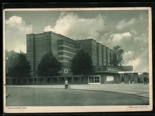 AK Magdeburg, Stadthalle, Seitenansicht mit Fahrradfahrer