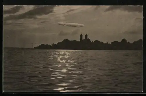 AK Friedrichshafen, Abendstimmung beim Königlichen Schloss, Zeppelin beim Flug über die Stadt