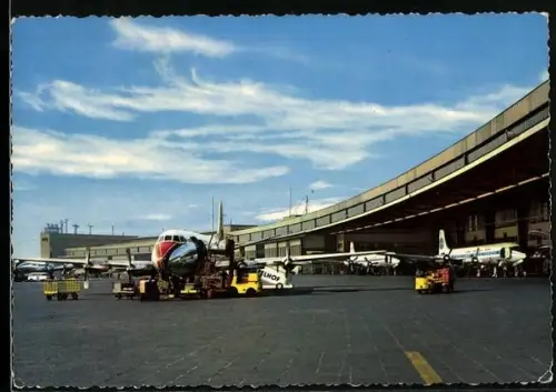 AK Berlin, Zentralflughafen Tempelhof mit Flugzeug bei der Abfertigung