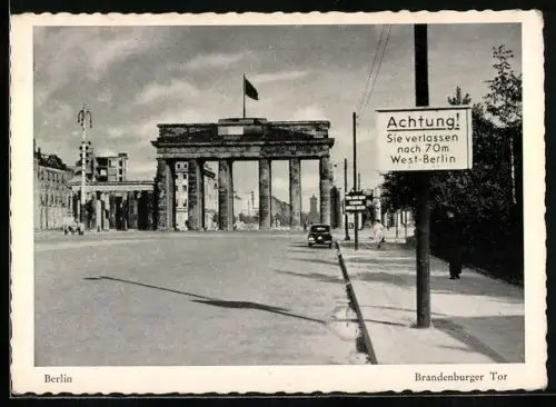 AK Berlin, Brandenburger Tor, Strassenansicht der Zonengrenze, geteilte Stadt