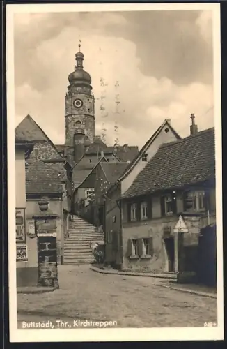AK Buttstädt /Thr., Kirchtreppen mit Strasse u. Kirche