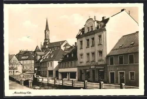 AK Münchberg /Ofr., Lindenstrasse mit Lebensmittelgeschäft Georg Reif und Kirche