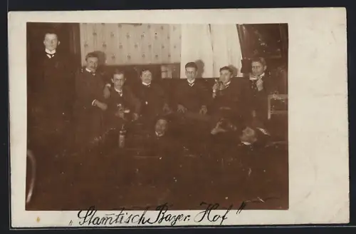 Foto-AK Münchberg, Stammtisch im Gasthaus Bayerischer Hof, 1908