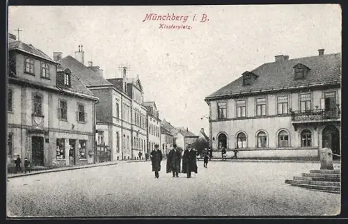 AK Münchberg, Ortspartie am Klosterplatz, mit Passanten