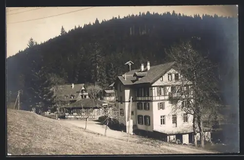 Foto-AK Bonndorf / Schwarzwald, Hotel Steinabad vor Waldhintergrund