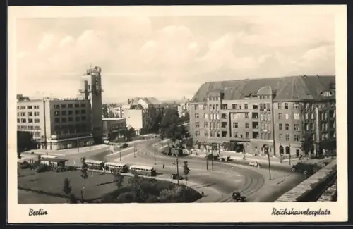 AK Berlin-Charlottenburg, Reichskanzlerplatz mit Autobussen