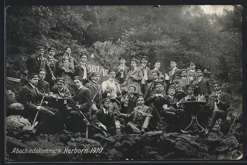 AK Herborn / Dill, Abschiedskommers 1910, Gruppenfoto mit Studenten im Grünen