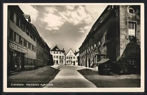 AK Crailsheim, Marktplatz mit Geschäften und Rathaus