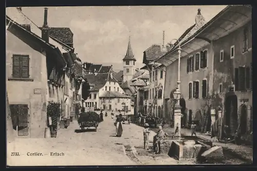 AK Erlach, Strassenpartie mit Passanten und Kirche