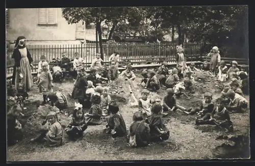 Foto-AK Hochdorf, Nonne mit Kindern auf einem Spielplatz