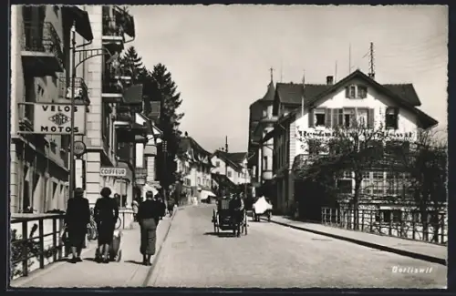 AK Gerliswil, Strassenpartie mit Geschäften und Passanten