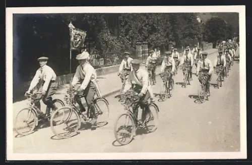 Foto-AK Buchs /SG, Radfahrergruppe mit Fahne und geschmückten Fahrrädern