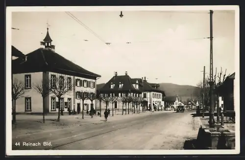 AK Reinach /Bld., Strassenpartie mit Oberleitung