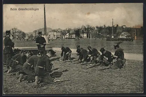 AK Aarau, Soldaten in Uniform beim Gewehrzerlegen