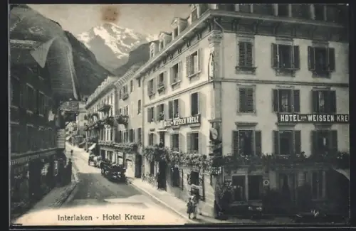 AK Interlaken, Strassenpartie mit Hotel Kreuz