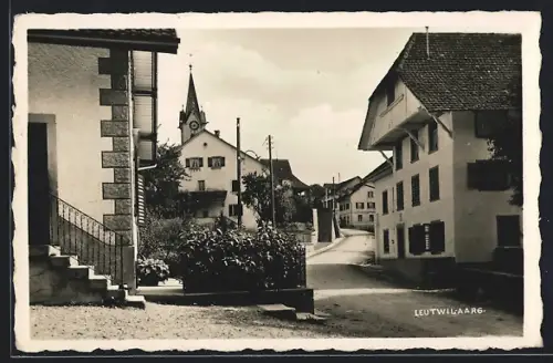 AK Leutwil, Strassenpartie mit Kirchturm