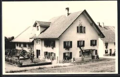 AK Remetschwil, Geschäftshaus mit Schaufenster, Garten, Nachbargebäuden