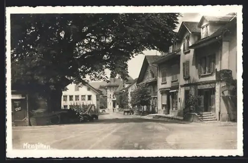 AK Menziken, Strassenpartie mit Restaurant zum Kastanienbaum und Turmgebäude