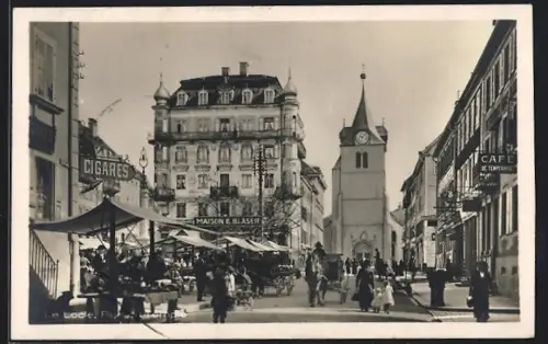 AK Le Locle, Platzpartie mit Maison E. Blaser, Marktbetrieb und Turm