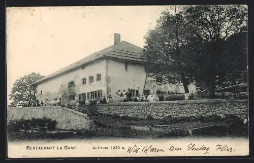 AK La Dame, Restaurant La Dame mit kleiner Versammlung, Kühen und Mauer, Panorama