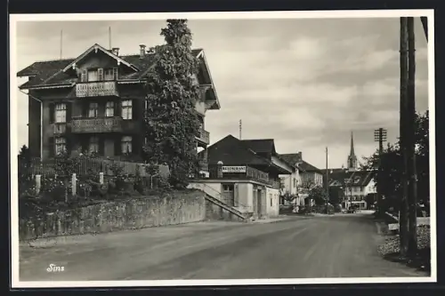 AK Sins, Strassenpartie mit Restaurant A. Kaufmann und Kirchturm