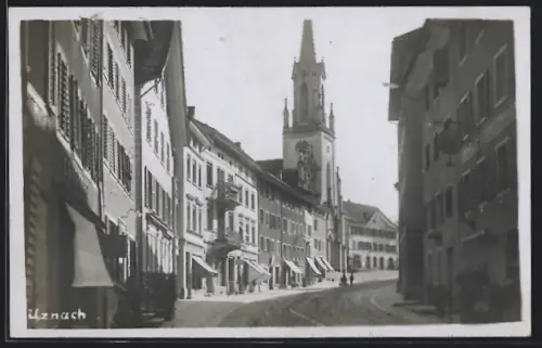 AK Uznach, Strassenpartie mit Geschäften und Turm