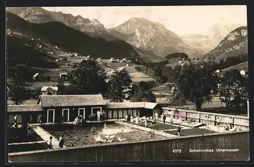 AK Unterwasser, Schwimmbad mit Badegästen, Ort und Bergpanorama