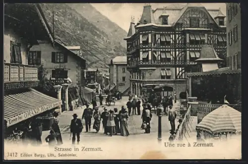AK Zermatt, Strassenpartie mit Berg im Hintergrund