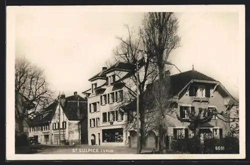AK St. Sulpice /Vaud, Strassenpartie mit Geschäftshäusern und Villa