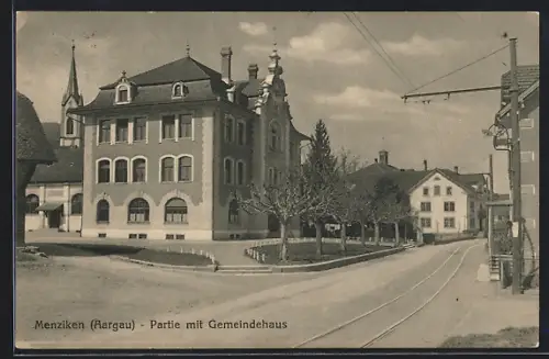 AK Menziken /Aargau, Strassenpartie mit Gemeindehaus