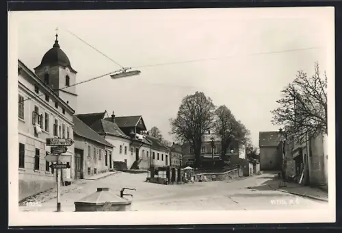 AK Vitis /N. Ö., Strassenpartie mit Kirchturm und Wegweisern