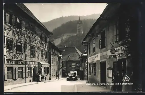 AK Eisenerz, Bergmanngasse mit Gasthof zum Heil. Beisl, Gasthof zum Hl. Florian und Schichtturm