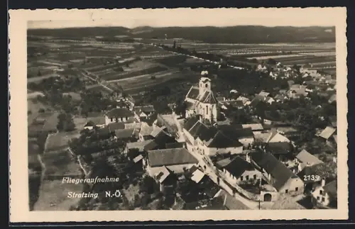 AK Stratzing /N.-Ö., Strassenpartie mit Kirche, Fliegeraufnahme