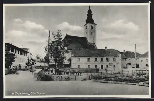 AK Hörsching /Ob.-Donau, Ortspartie mit Blick zur Kirche