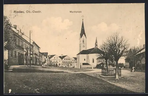 AK Riedau /Ob.-Oestr., Marktplatz mit Kirche