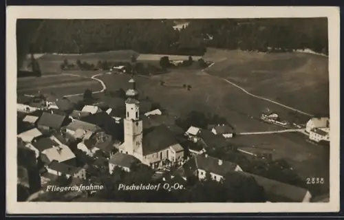 AK Pischelsdorf /O.-Oe., Teilansicht mit Kirche, Fliegeraufnahme