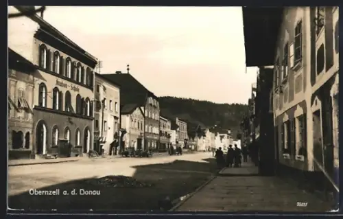 AK Obernzell, Strassenansicht mit Knabenschule und Passanten