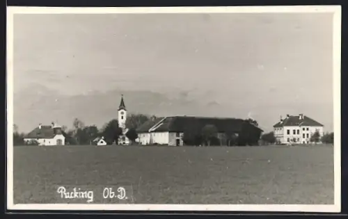 AK Pucking /Ob. D., Ortspartie mit Kirche
