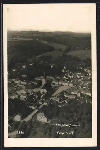 AK Perg /O.-Ö., Strassenpartie mit Kirche, Fliegeraufnahme