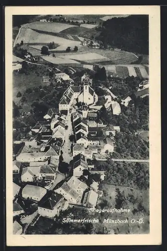 AK Münzbach /O.-Ö., Strassenpartie mit Kirche, Fliegeraufnahme