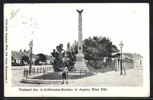 AK Wien-Aspern, Denkmal des I. Artilleristen-Bundes mit Jungem davor