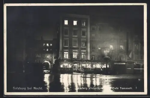 AK Salzburg, Ludwig Viktoriaplatz mit Cafe Tomaselli bei Nacht