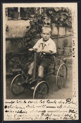 Foto-AK Kleiner Junge auf einem Spielzeug-Wagen