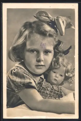 Foto-AK Mädchen mit Schleife im Haar mit einer Käthe Kruse-Puppe in den Armen