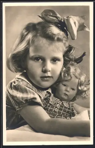AK Mädchen hält seine Puppe im Arm
