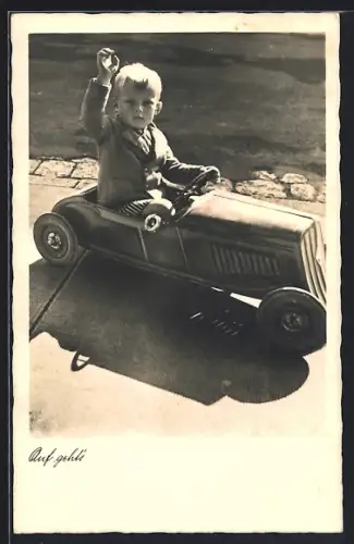 AK Kleiner Junge in einem Spielzeug-Rennauto, Auf gehts