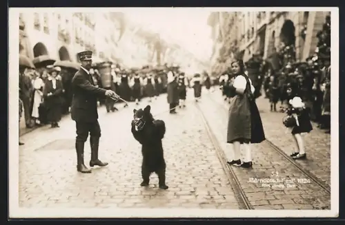 AK Bern, Barndütsch Fest 1924, Bär im Maulkorb beim Festumzug
