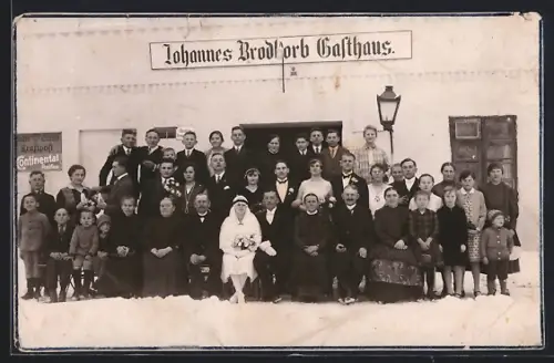 AK Sabine b. Friedland, Johannes Brodkorb Gasthaus, Gruppenfoto vor dem Gasthaus