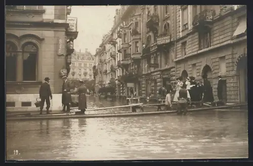 Foto-AK Luzern, Hochwasser im Ort, Restaurant und Cafe, Pension