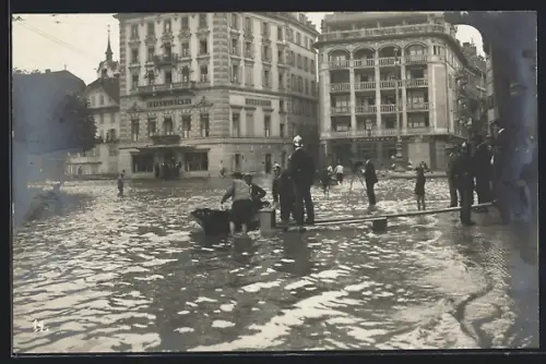 Foto-AK Luzern, Hochwasser vor dem Hotel du Cygne und Hotel Schwanen